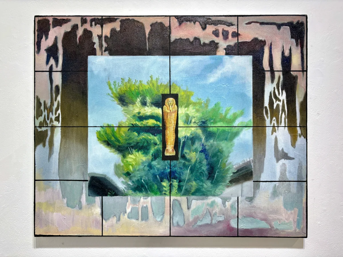 格子と樹木の風景に、中央の金色の像が重なる絵画(展示風景)