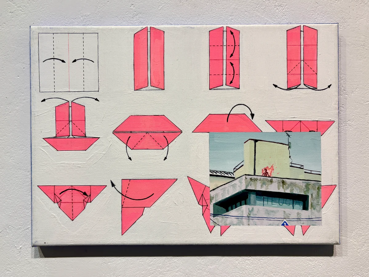 ピンクの折り図に、建物のイメージが重なる絵画(展示風景)