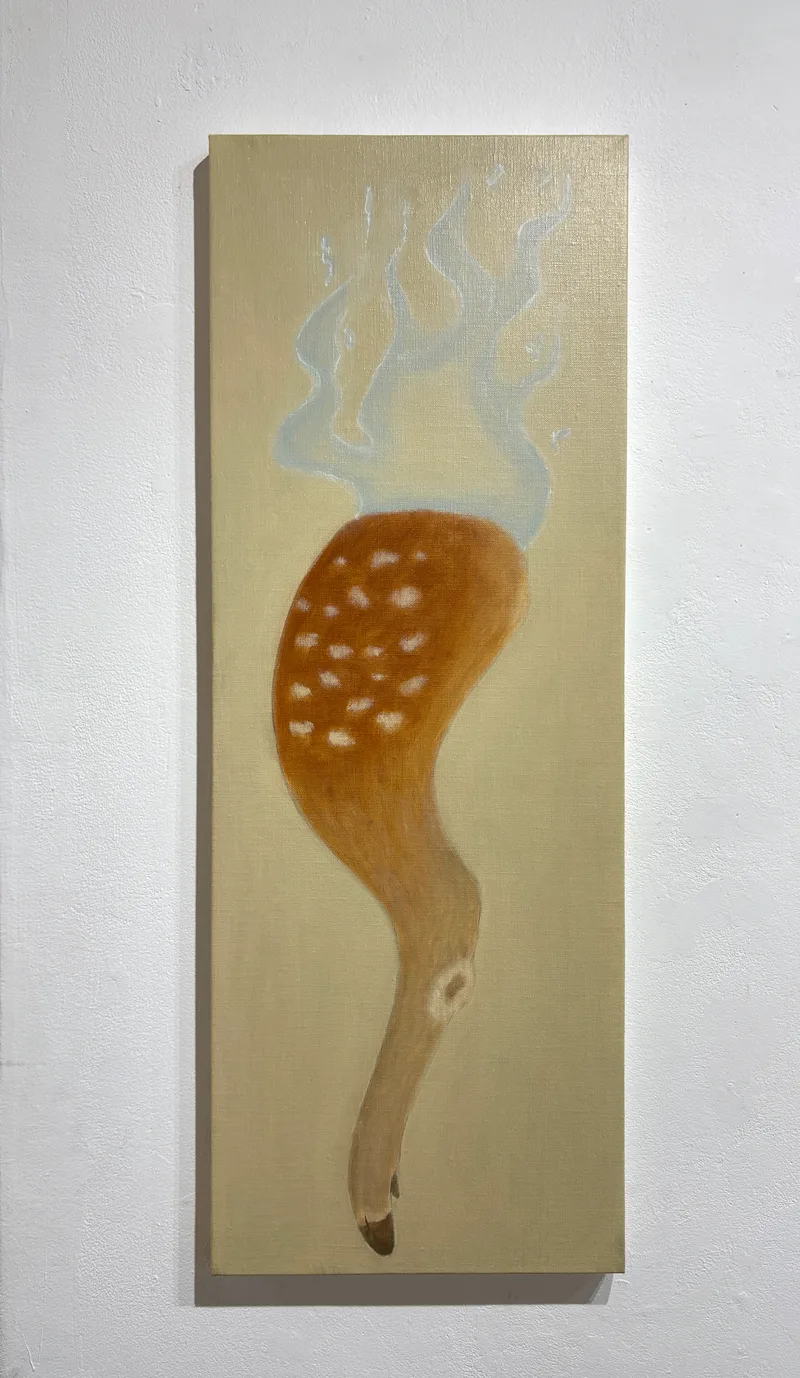 シカの後ろ脚を描いた縦長の絵画(展示風景)
