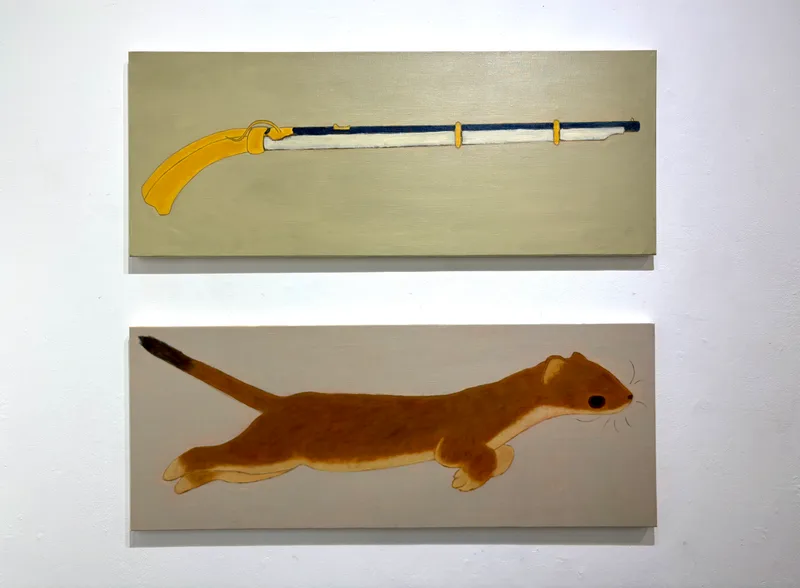 古い銃とイタチを描いた2点の絵画(展示風景)