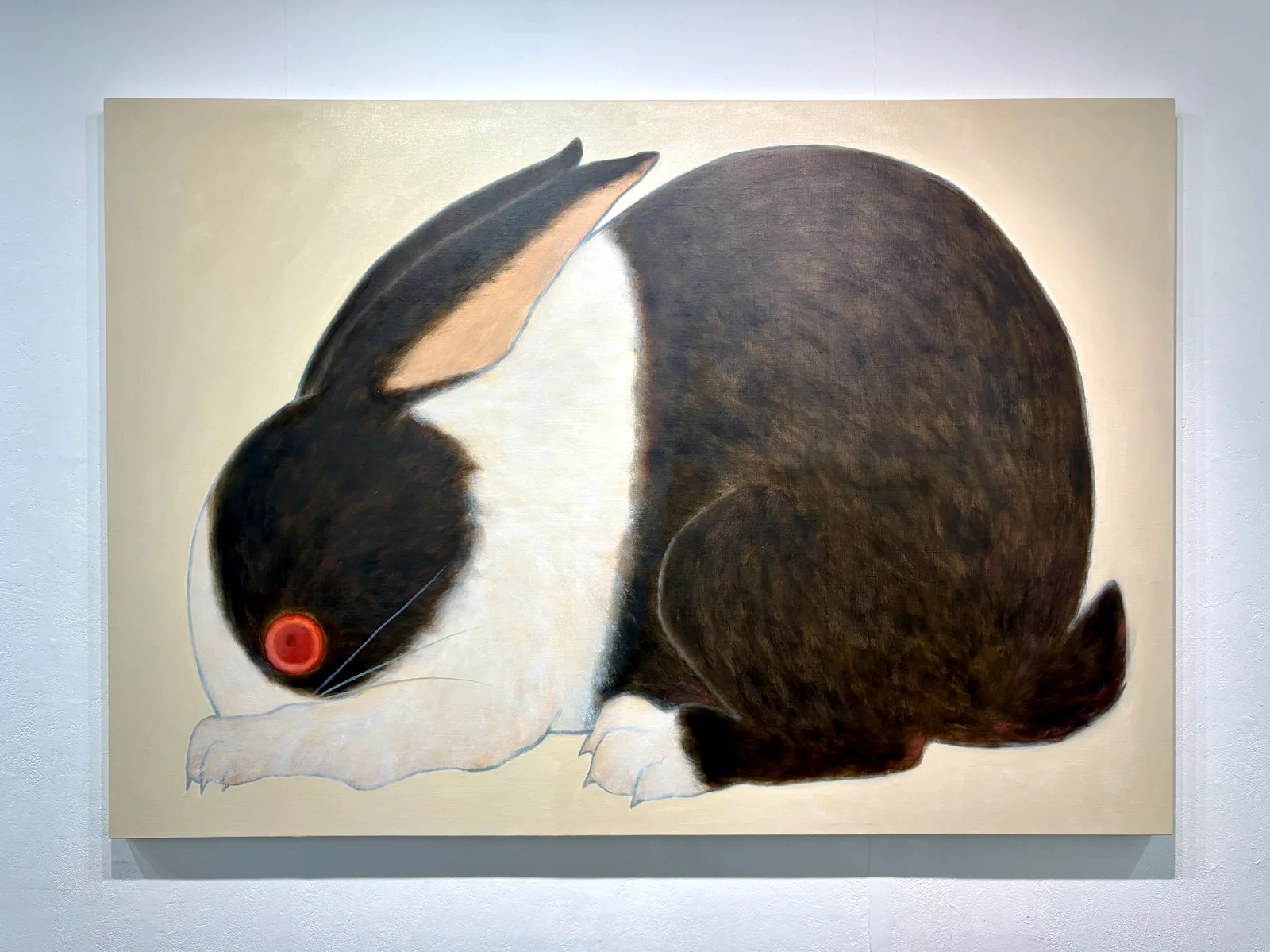 白と黒のうさぎを描いた絵画(展示風景)