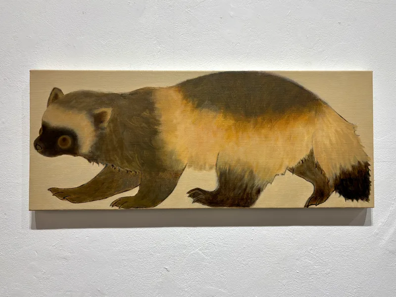 クズリを描いた横長の絵画(展示風景)