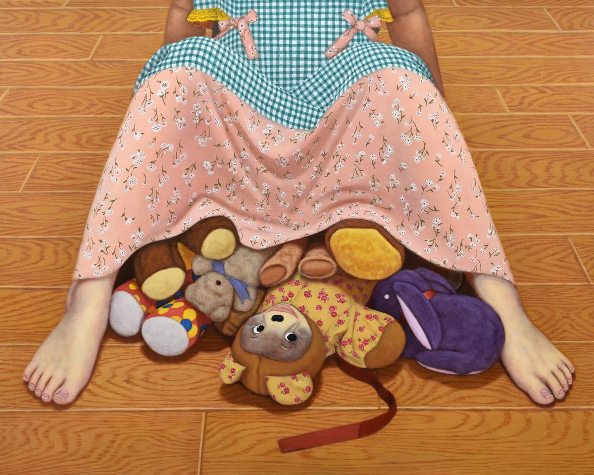 濱元祐佳の作品。床に座った人物の花柄のスカートの下に、ぬいぐるみが集まっている様子を上から描いた絵画