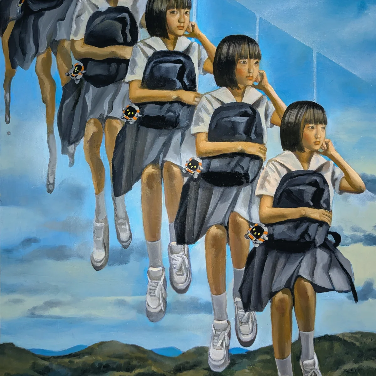 新宅和音の作品。黒いリュックを抱えたセーラー服の少女が、空と山を背景に連なって描かれた絵画