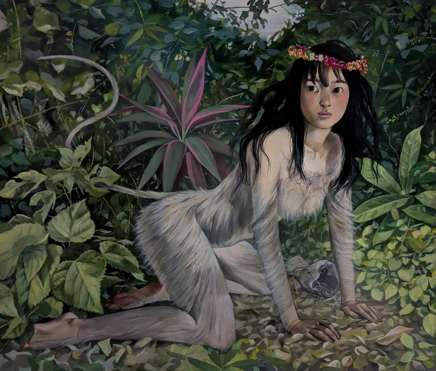 新宅和音の作品。花冠をつけ、毛に覆われた体の少女が、草木の中で手をついてこちらを見ている絵画