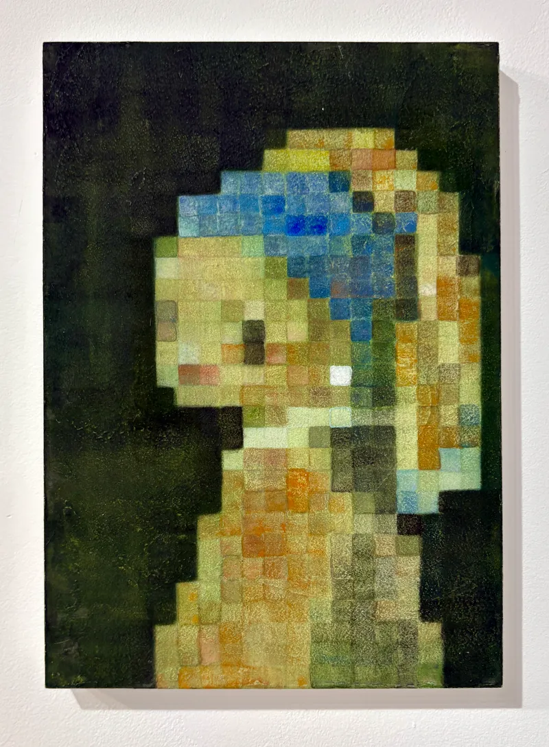 きただひかりの絵画(ドット状の格子で描かれた、青い布を頭に巻いた人物の横顔)