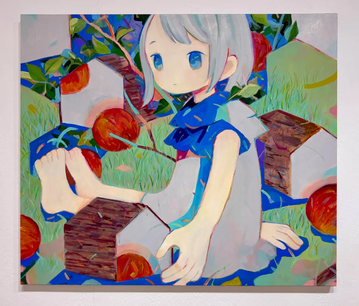 しおりの絵画(りんごの木と箱形の物の間に座る少女)